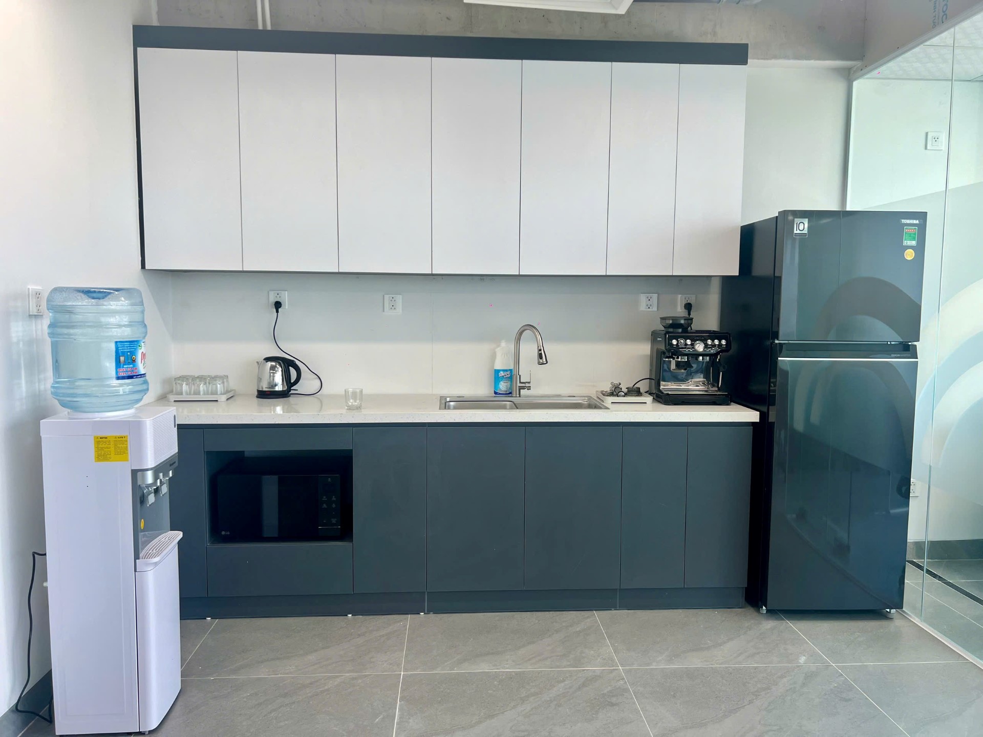 Khu pantry tại CleverSpace — trà, cà phê, nước suối