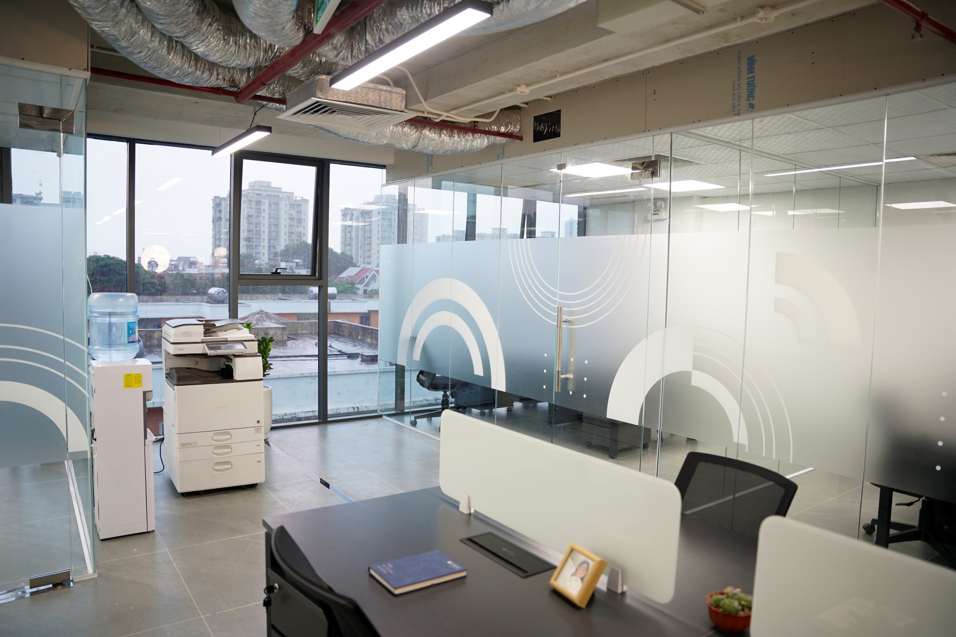 Thiết bị văn phòng tại CleverSpace — internet, máy in, máy scan